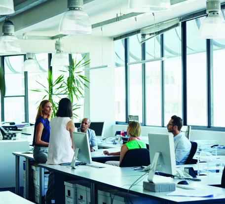 Une équipe discute dans un bureau